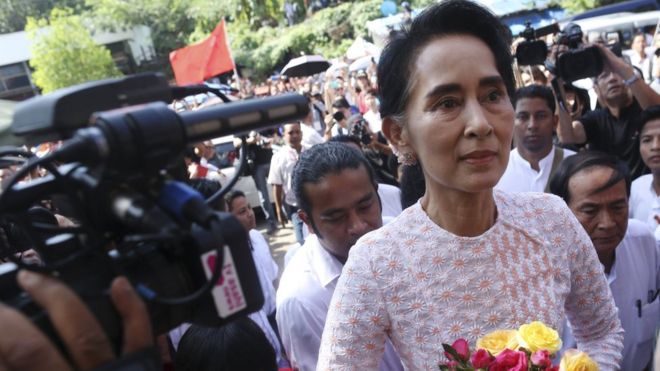 Лидер партии Национальной лиги за демократию Мьянмы Аунг Сан Су Чжи прибывает в свой партийный штаб после всеобщих выборов в Янгоне, Мьянма, 9 ноября 2015 года