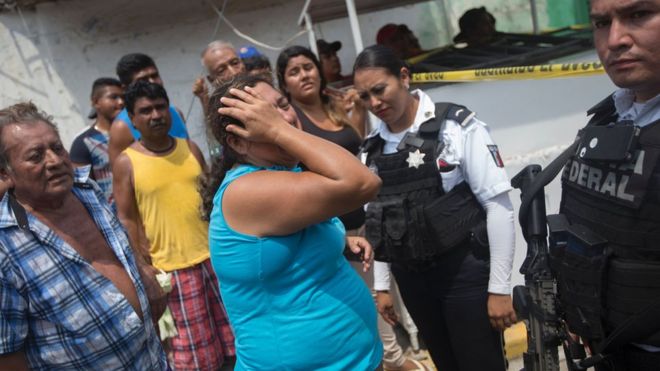 Родственники пяти человек, убитых на улице, кричат ​​в районе Акапулько Икакос, штат Герреро, Мексика, 17 апреля 2016 года.