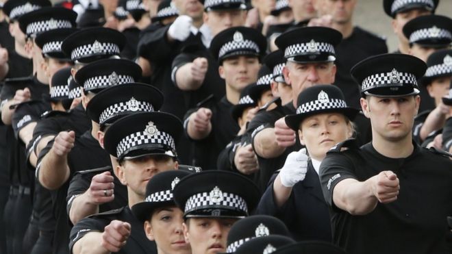 Полиция раздает парад