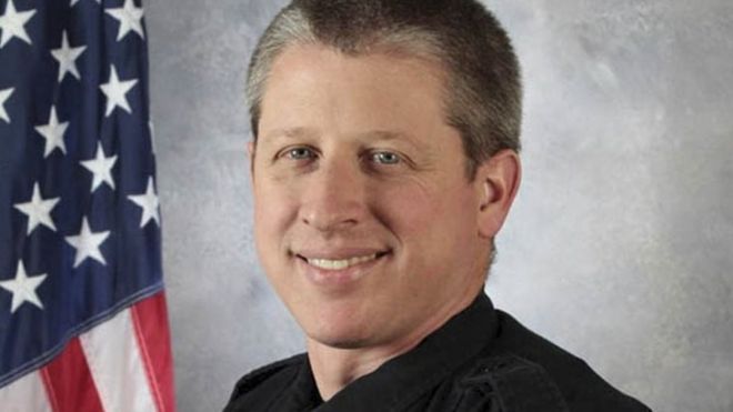 Офицер полиции Университета Колорадо Колорадо-Спрингс (UCCS) Гаррет Свази, который был убит, изображен на недатированной раздаточной фотографии, предоставленной UCCS