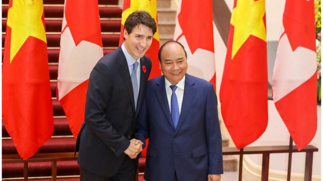 Thủ tướng Canada Justin Trudeau bắt tay Thủ tướng VN Nguyễn Xuân Phúc tại Phủ Chủ tịch hôm 5/11/2017 nhân dịp Hội nghị Thượng đỉnh APEC.