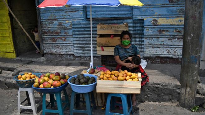 женщина продает фрукты в Гватемале