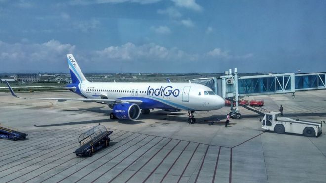 Авиакомпания Indigo готова к вылету в аэропорту Сринагар в Джамму и Кашмире.
