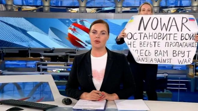 اعترضت امرأة تحمل لافتة مناهضة للغزو الروسي لأوكرانيا برنامجا إخباريا روسيا على القناة الأولى التابعة للدولة مساء الإثنين.
