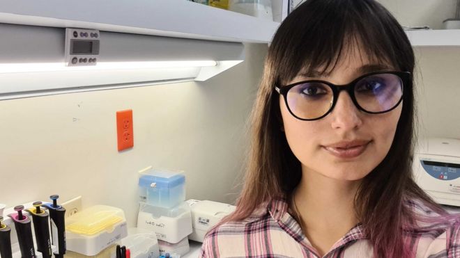 Daniela Robles-Espinoza en su laboratorio