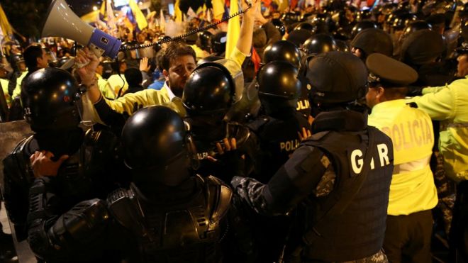 Muhafazakar aday Guillermo Lasso'nun destekçileri protesto için sokaklara döküldü