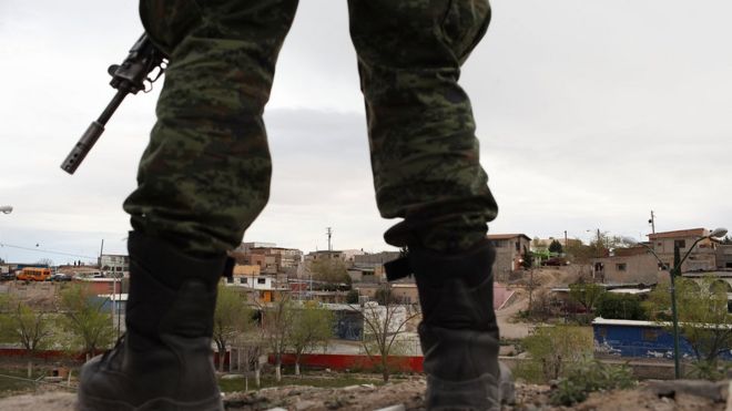 Policía militar en la escena de un crimen en Ciudad Juárez, México.