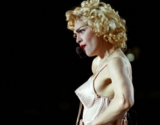 Мадонна играет на Уэмбли в 1990 году