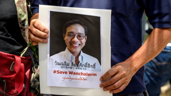 Протестующий держит портрет предположительно похищенного тайского активиста Ванчалеарма Сацаксита у посольства Камбоджи в Бангкоке 8 июня 2020 г.