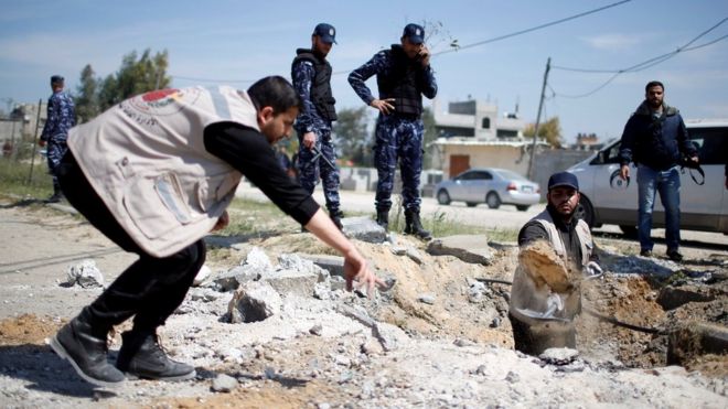 Палестинцы осматривают место взрыва, нацеленного на палестинского премьер-министра Рами Хамдаллаха в Газе (13 марта 2018 года)