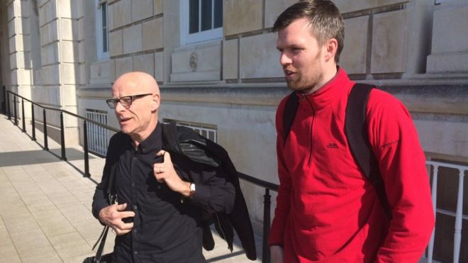 Люди до получения прибыли MLA Eamonn McCann и Gerry Carroll были среди вновь прибывших