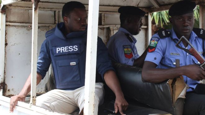 Томи Оладипо в машине с нигерийскими силами безопасности