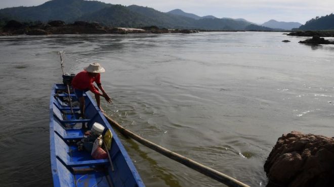 Một người đánh bắt cá trên sông Mekong đoạn qua huyện Pak Chom, tỉnh Loei, đông bắc Thái Lan