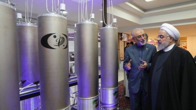 El presidente iraní Hassan Rouhani (derecha) escucha al jefe de la organización de tecnología nuclear de Irán, Ali Akbar Salehi, durante el "día de la tecnología nuclear" en Teherán.