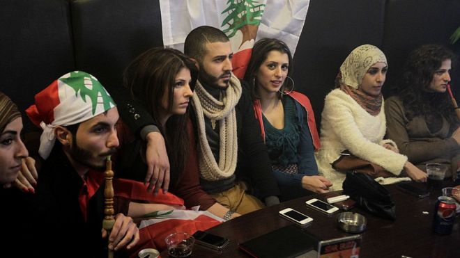 شباب لبنانيون في مقهى