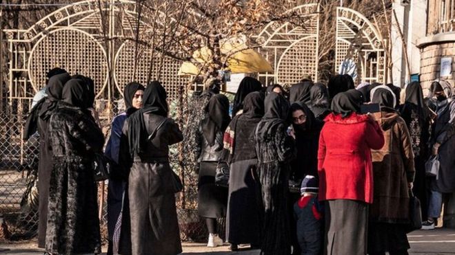 Mujeres estudiantes de universidad son bloqueadas por personal de seguridad talibán en Kabul. 21 de diciembre, 2022