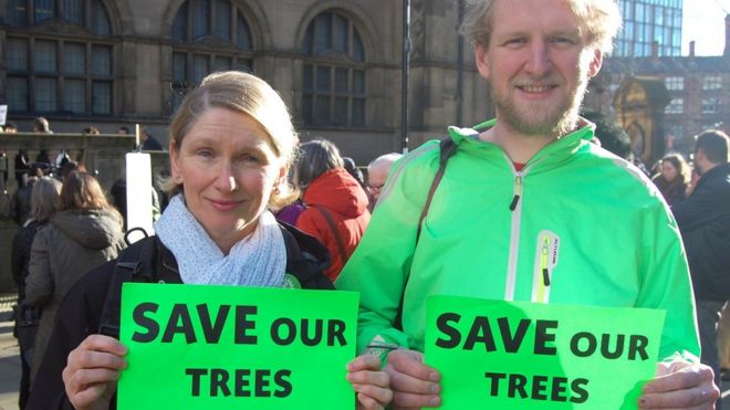 Советник Элисон Тил и Роб Коул на демонстрации «Спасем наши деревья» у ратуши Шеффилда. в феврале