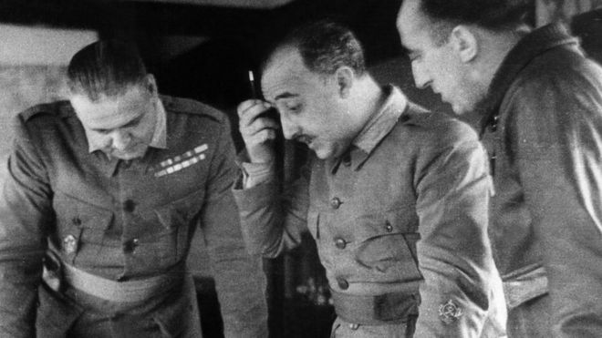 Francisco Franco discute con sus generales estrategia durante la Guerra Civil española.