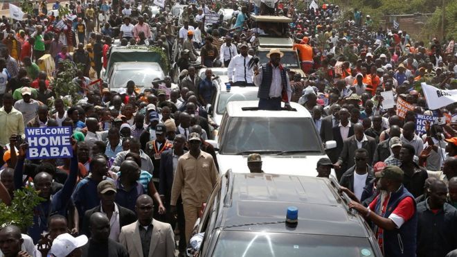 Лидер оппозиции Кении Раила Одинга из коалиции «Национальный супер-альянс» (НАСА) приветствует своих сторонников по возвращении в Найроби, Кения, 17 ноября 2017 года