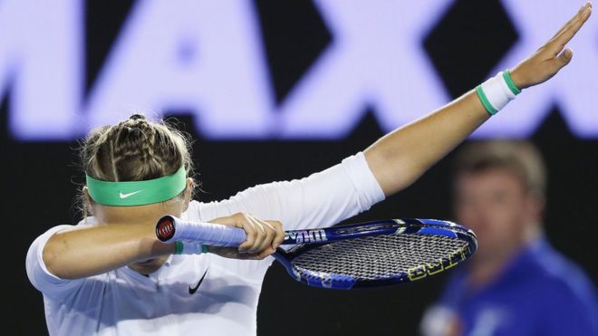 Теннисистка Виктория Азаренко делает мазок на Открытом чемпионате Австралии по теннису