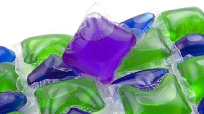 Cápsulas de detergente líquido de colores