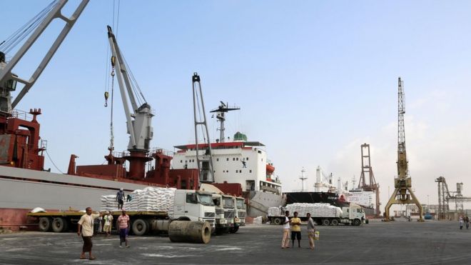 Фото из архива, на котором рабочие выгружают продовольственную помощь, предоставленную ЮНИСЕФ, с грузового корабля в порту Худайда на Красном море (27 января 2018 года)
