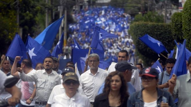 Сторонники Национальной партии проводят митинг в поддержку президента Хуана Орландо Эрнандеса, который добивается переизбрания в Тегусигальпе, Гондурас, 07 декабря 2017 года.