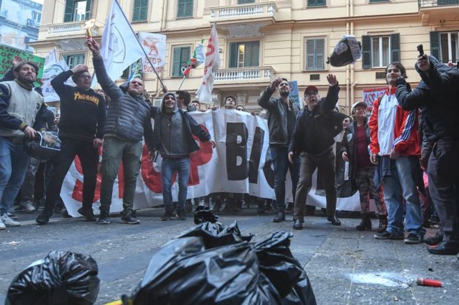Неаполитанцы протестуют против политической коррупции и незаконного захоронения отходов