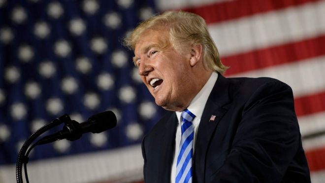 Президент США Дональд Трамп выступает во время церемонии подписания закона о защите национальной обороны Джона С. Маккейна на финансовый год 2019 года в Форт-Барум, Нью-Йорк, 13 августа 2018 года.