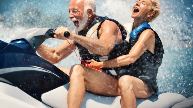 Пожилой мужчина и женщина чуть помоложе на водном мотоцикле