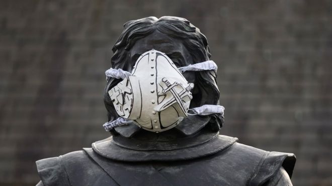По инициативе активистов Гринписа на лице статуи Оливера Кромвеля возле здания Парламента видна изготовленная на заказ маска из чистого воздуха