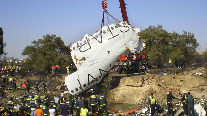 Restos del avión de Spanair que se estrelló el 20 de agosto de 2008 en el aeropuerto de Madrid Barajas poco después de despegar.