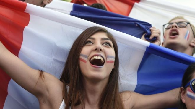 Una mujer con una bandera de Francia