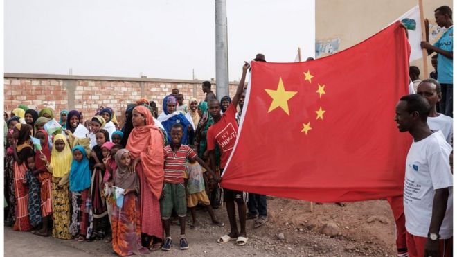 吉布提民众欢迎中国当地的建设。