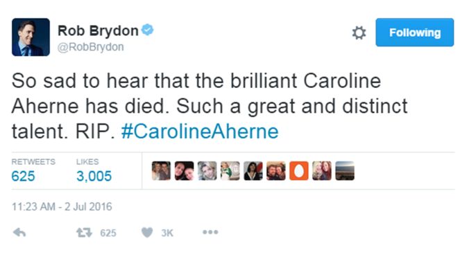 Роб Брайдон написал в Твиттере: Так грустно слышать, что блестящая Кэролайн Ахерн умерла. Такой большой и отчетливый талант. ПОКОЙСЯ С МИРОМ.