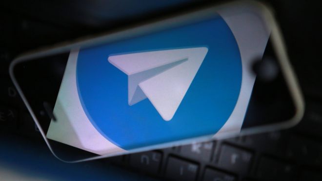 Смартфон и логотип мессенджера Telegram