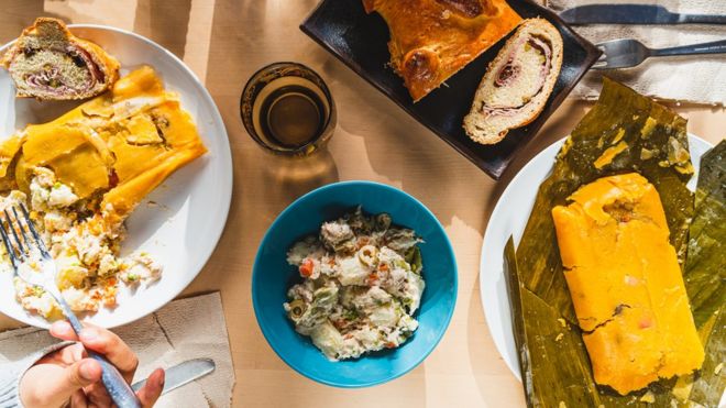 Hallacas y pan de jamón, el menú navideño venezolano.