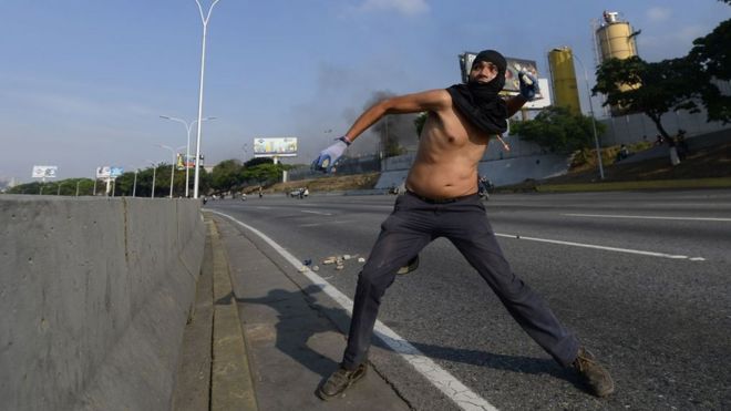 Hombre lanza un artefacto explosivo