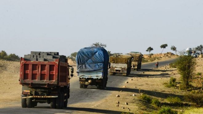 Грузовики пересекают границу Эритреи и Эфиопии