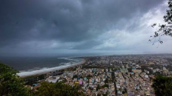 ஃபானி புயல்: வேறு இடங்களுக்கு குடியமர்த்தப்படும் ஆயிரக்கணக்கான மக்கள்