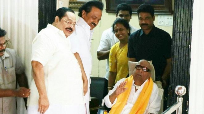 கருணாநிதியின் கையை பற்றிய பிரதமர் மோதி