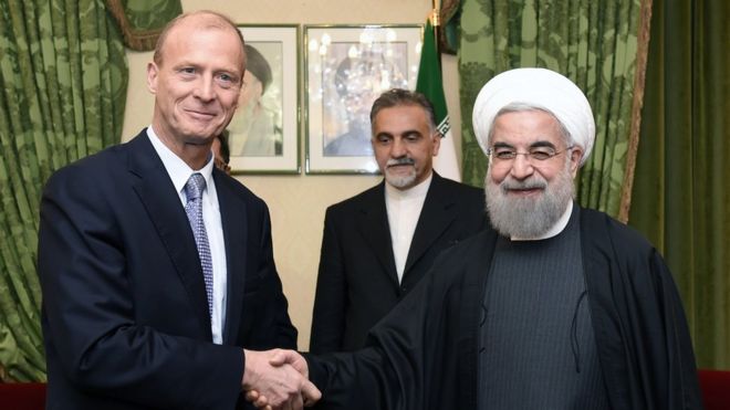 Генеральный директор европейского аэрокосмического гиганта Airbus Group Томас Эндерс (слева) обменивается рукопожатием с президентом Ирана Хасаном Рухани (справа) 28 января 2016 года во время встречи в Париже