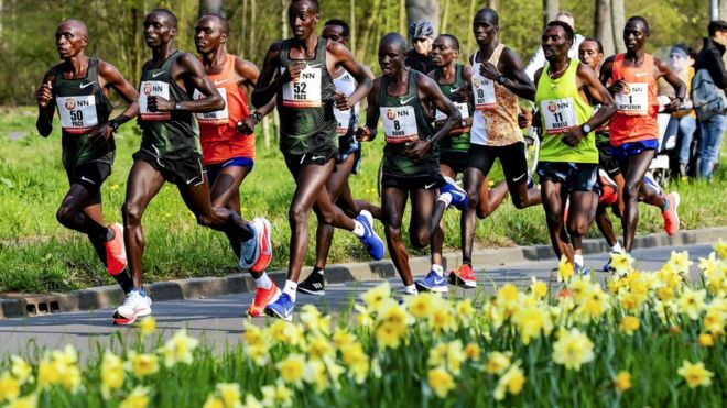 Jumapili, wanariadha wakipita kwenye shamba la maua wakati wa mbio za Rotterdam Marathon nchini Uholanzi Netherlands. Mkenya Marius Kiperem (akiwa nyuma kulia) alishinda mbio hizo, na kuweka rekodi mpya ya mbio hizo