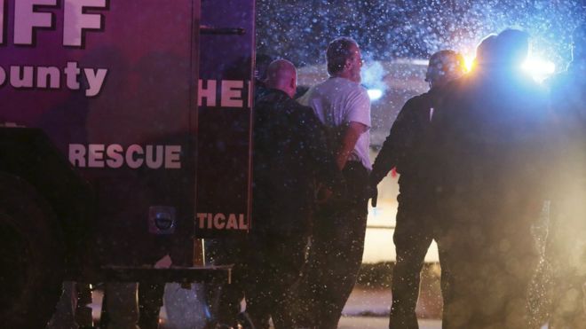 Подозреваемый взят под стражу возле центра планирования семьи в Колорадо-Спрингс, штат Колорадо, 27 ноября 2015 года