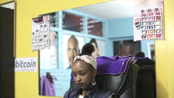 Женщина в спа-салоне, которая принимает биткойны в Найроби