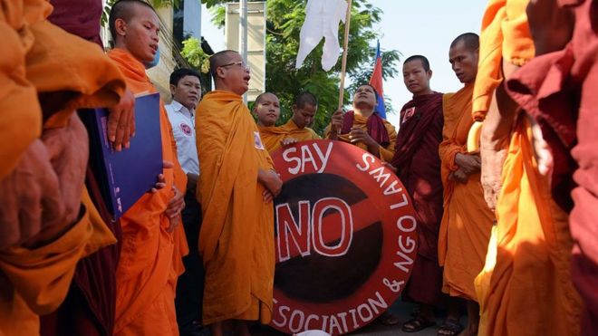 Камбоджийские буддийские монахи поют во время акции протеста против закона об НПО перед зданием Сената в Пномпене