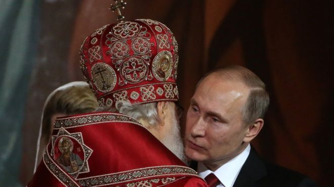 بوتين وكيريل خلال قداس عيد الفصح عام 2017