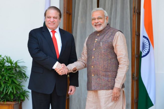 Премьер-министр Пакистана Наваз Шариф обменивается рукопожатием с премьер-министром Нарендрой Моди после церемонии приведения к присяге правительства NDA в Нью-Дели во вторник, 27 мая, 1014 г.