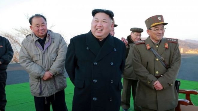 ФОТОГРАФИЯ: Лидер Северной Кореи Ким Чен Ун руководил учением по запуску баллистической ракеты артиллерийских подразделений Хвасонга стратегических сил КНА на месте