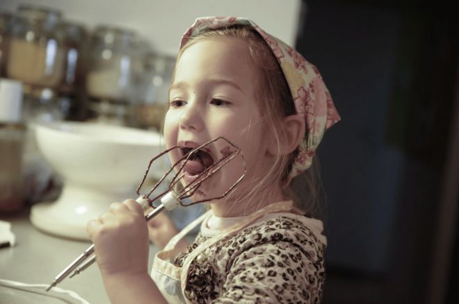 Девочка ест торт смесь